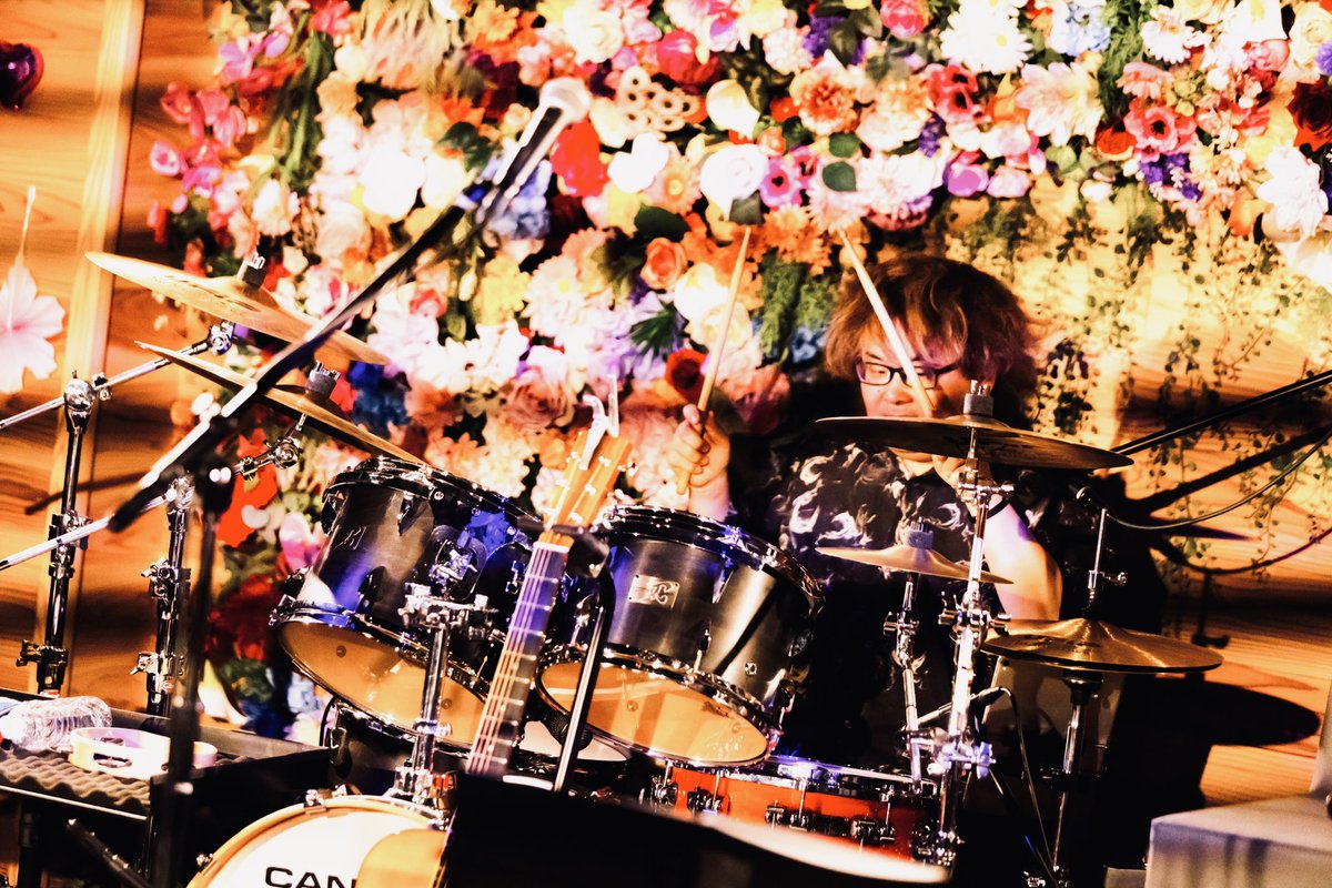 karasu_staff's tweet photo. 【鴉ギャラリー更新！】

2026年6月7日(日)
Cafe&amp;Live Restaurant RiverRoad
(〒018-1301 秋田県由利本荘市岩城内道川新鶴潟3-4)
「英子と鴉」

#鴉
#松本英子

撮影…多勢裕哉

https://t.co/j7J7NdNvfK https://t.co/ajCkUP475B