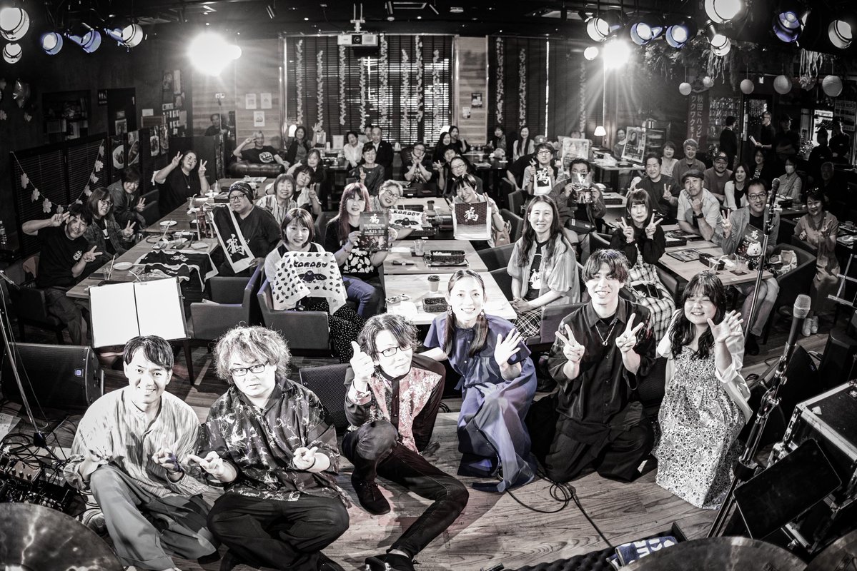karasu_staff's tweet photo. 【鴉ギャラリー更新！】

2026年6月7日(日)
Cafe&amp;Live Restaurant RiverRoad
(〒018-1301 秋田県由利本荘市岩城内道川新鶴潟3-4)
「英子と鴉」

#鴉
#松本英子

撮影…多勢裕哉

https://t.co/j7J7NdNvfK https://t.co/ajCkUP475B