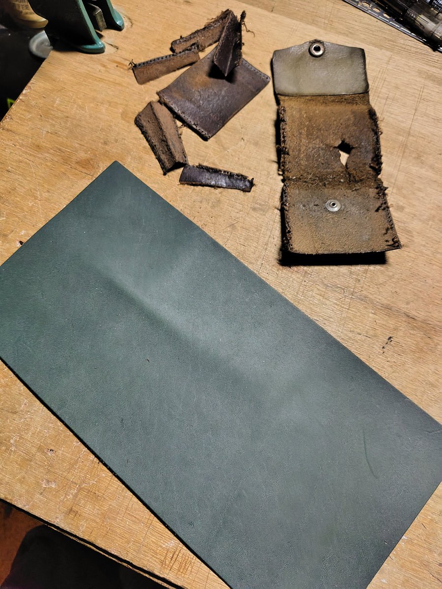 ebiRider21's tweet photo. 以前作った自作の小銭入れ

3年経って穴が空いたので、また作る事にした✂️

後は縫うだけだ
隙間時間に少しずつ進めよう

前回より少し厚めの革にしたからもう少しもってくれるかな？

#革小物
#手作り
#小銭入れ
#革小銭入れ
#レザークラフト
#ハンドメイド https://t.co/61M6x4iZbx