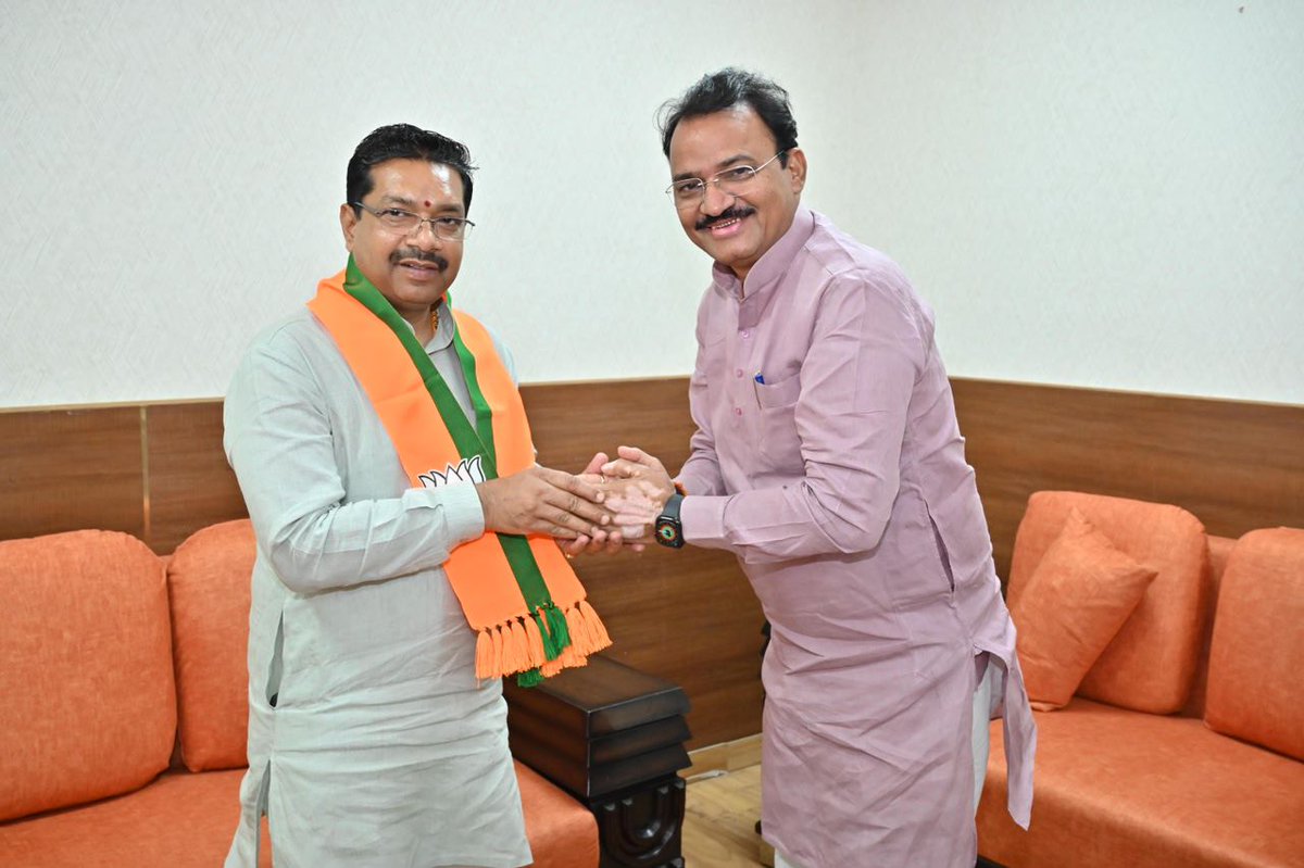 BJP4Rajasthan's tweet photo. आज जयपुर स्थित भाजपा प्रदेश कार्यालय में भारतीय जनता पार्टी, राजस्थान के नवनियुक्त प्रदेश महामंत्री (संगठन) श्री @ajaeybjp से उपमुख्यमंत्री डॉ. @DrPremBairwa ने आत्मीय भेंट की।

इस दौरान प्रदेश हित सहित विभिन्न संगठनात्मक विषयों पर विस्तारपूर्वक चर्चा की गई। https://t.co/Kf8RGKNDky