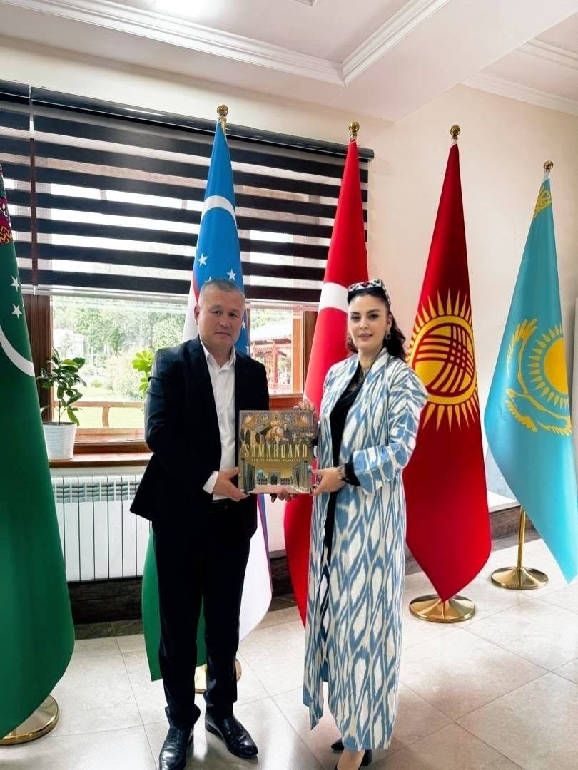 ulkusincar's tweet photo. Değerli ve zarif takdimleriyle beni bir kez daha onurlandıran Özbekistan Cumhuriyeti Ali Meclis Senatörü ve Semerkant Devlet Üniversitesi Rektörü Prof. Dr. Khalmuradov Rustam Ibragimovich'e; şahsında ortak tarih, kültür ,bilim ve gönül bağlarıyla birbirimize bağlı olduğumuz tüm Özbek kardeşlerimize en derin teşekkür ve hürmetlerimi sunarım.