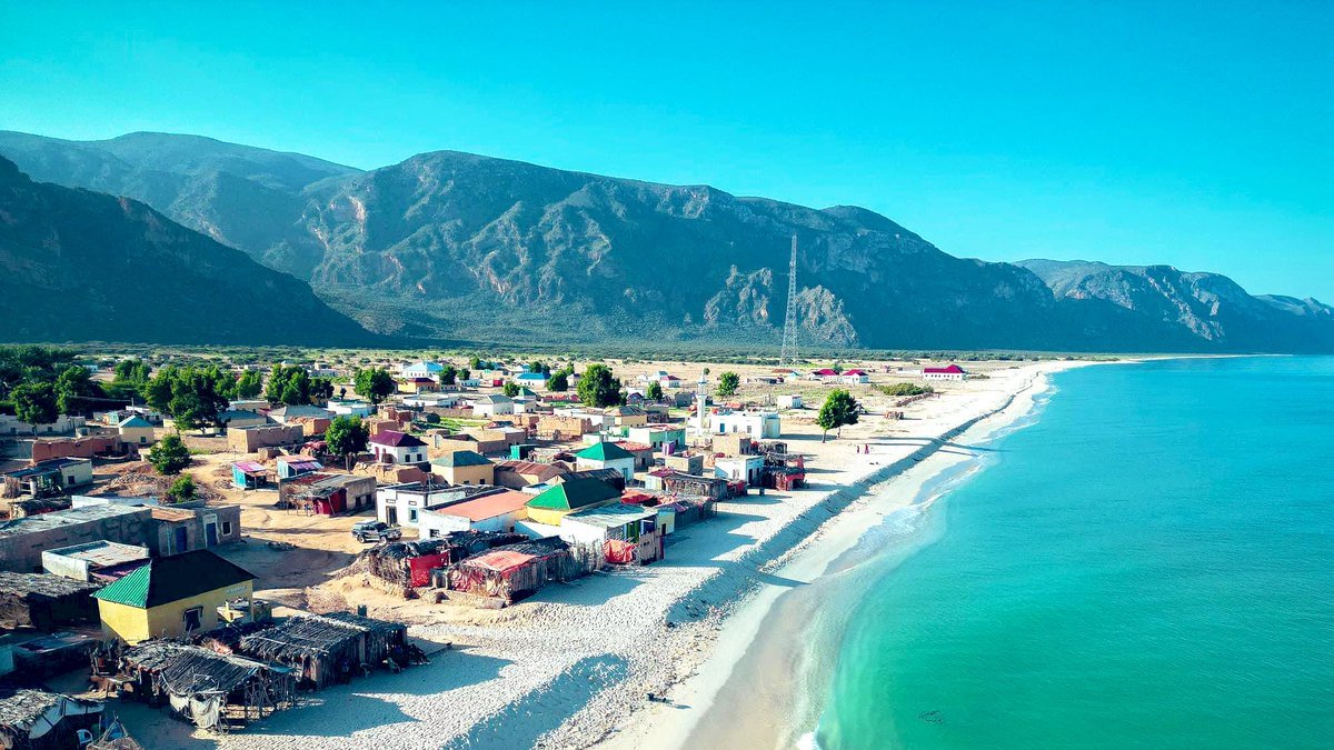 puntlandupdate's tweet photo. This Greek town is what Murcanyo could look like with serious investment planning. A diaspora-led land development corp, procures large tracts with good urban planning, develops modest homes in scenic areas. This could work if there was access i.e jettys. "Gov" have no idea. https://t.co/LWgBe6Rr3L