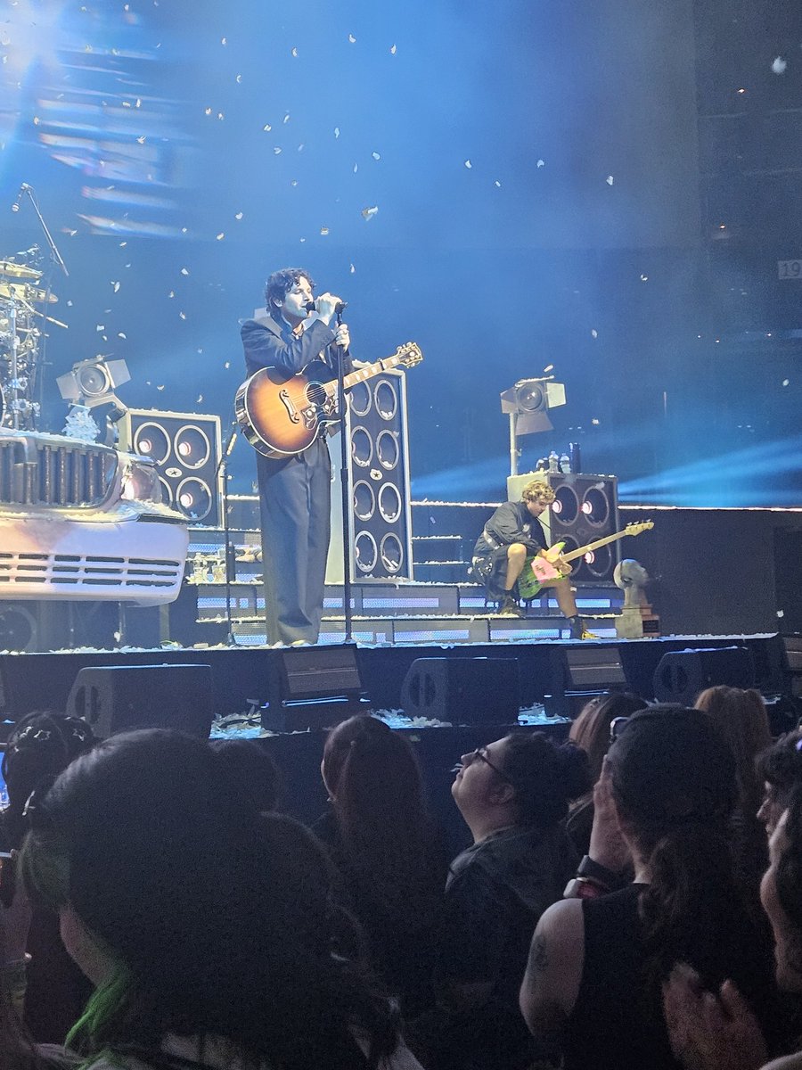 CaityySauce's tweet photo. And to think I had JUST been holding that boyband award 😭
#EASBoston #BostonIsAStar #EASTour #EveryonesAStarTour https://t.co/dMbuXA3AeQ