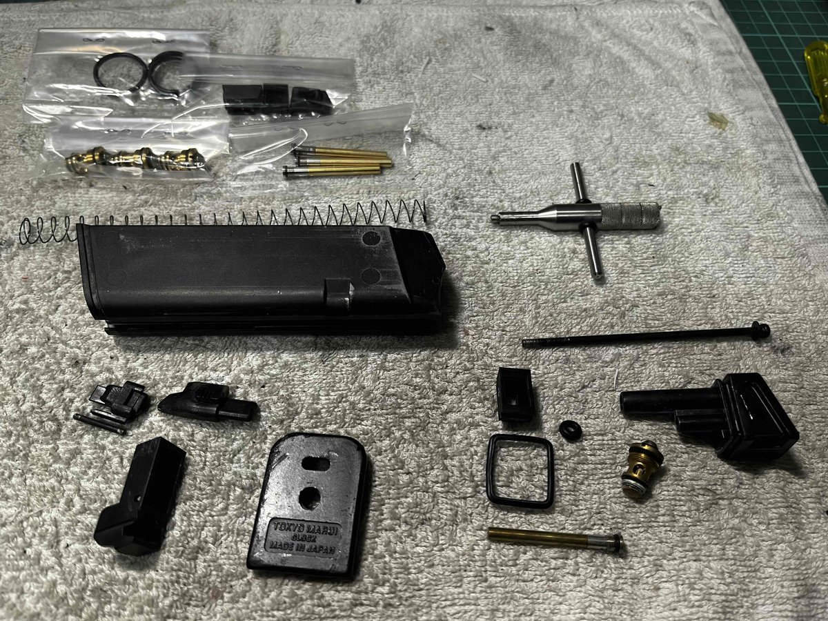D_GUNARMORY's tweet photo. お世話になります。D-sanです✨
本日はガスブロ用マガジンのメンテナンス🫡マガジンはしっかりメンテしてあげれば長く使えます😊ルートの清掃、パッキンやバルブの交換で見違えるように良くなります🤩
＃ガスブロ　＃マガジン　＃マガジン修理 https://t.co/AycIrurfoI
