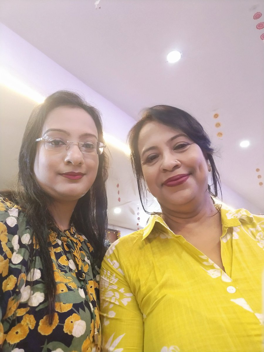EleenaBiswas's tweet photo. Yesterday movie night with my Dear Darling Mammam❤😘Saptadingar Guptodhon rockzz👌👌👌🥳🥳If you are a fan of  treasure hunt stories, then this is a must watch❤সোনা দা, আবির, ঝিনুক... just ফাটাফাটি ❤আর আরেকবার প্রেমে পড়ে গেলাম সোনা দা ওরফে আবির চট্টোপাধ্যায়ের ❤ @itsmeabir https://t.co/YSKx7w6yrk
