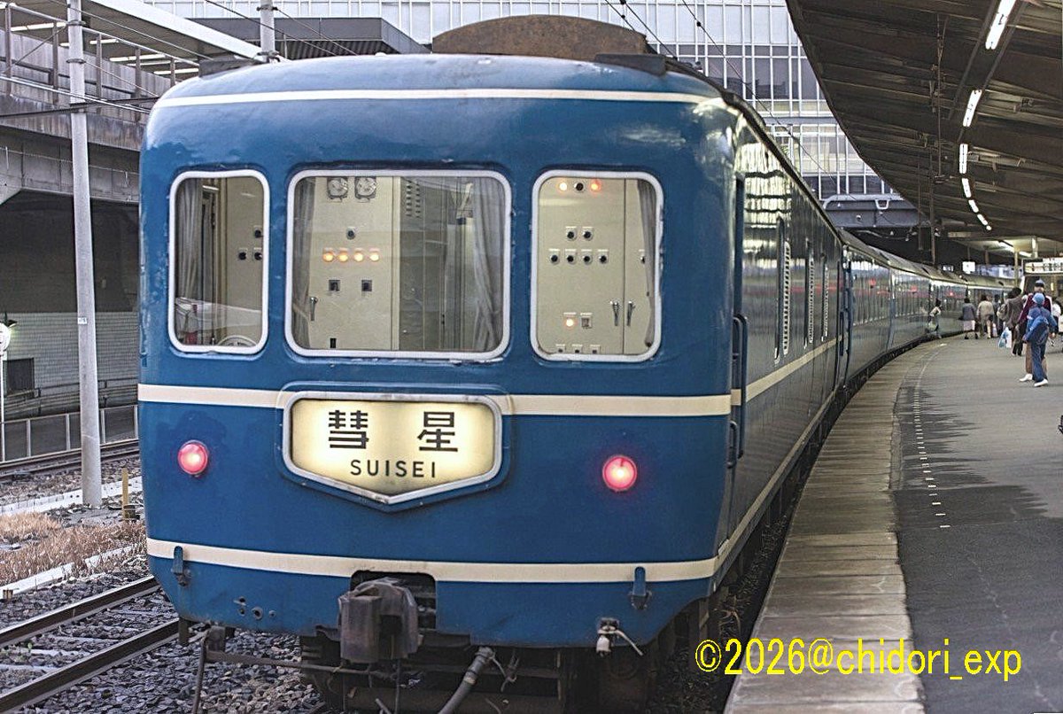 chidori_exp's tweet photo. 国鉄時代に運よく撮影できたレア車両。。。カニ25形
カニ22形から2両改造され、昭和53年に1両廃車～残る1両も予備車扱いになって、まず遭遇する事は無かった。。。
新大阪駅での撮影時、ドキドキして手が震えたのを覚えている💦
昭和59年に廃車された。 https://t.co/lEpyUDcgy8
