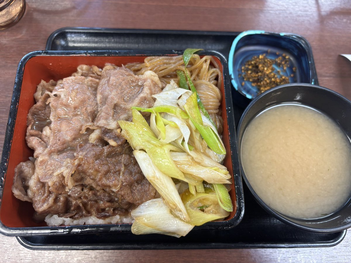 scarlet_thunder's tweet photo. 今日の昼メシは吉野家の
「絶品牛重」をご飯大盛りで！
追いで生卵追加しちゃった
なかなか美味いね！
国産牛使用⚡️ https://t.co/Sst4RIoaIu