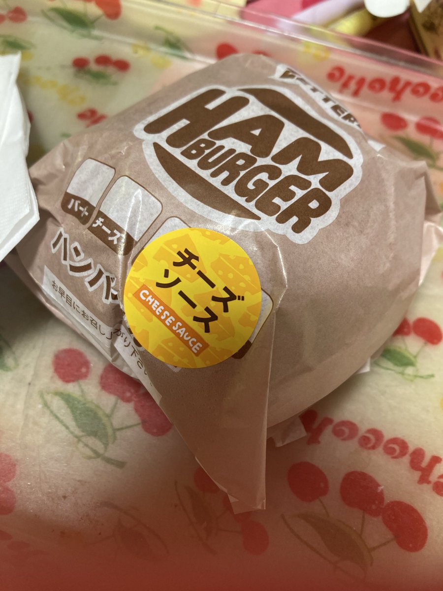 bar_midtown's tweet photo. じゃんくなもん　くいてぇーくいてぇー

定期的に食べたくなりゅ

はんぶわぁーごぉー🍔
(good pronunciation で❤️)

この日はロッテリアならぬゼッテリアの

「4種のチーズ🧀パーガー」

この少し前も映画館🎬でホットドックど

ビール🍺飲んだ❣️

キリコマーキュリー https://t.co/7Sii2YV6qa