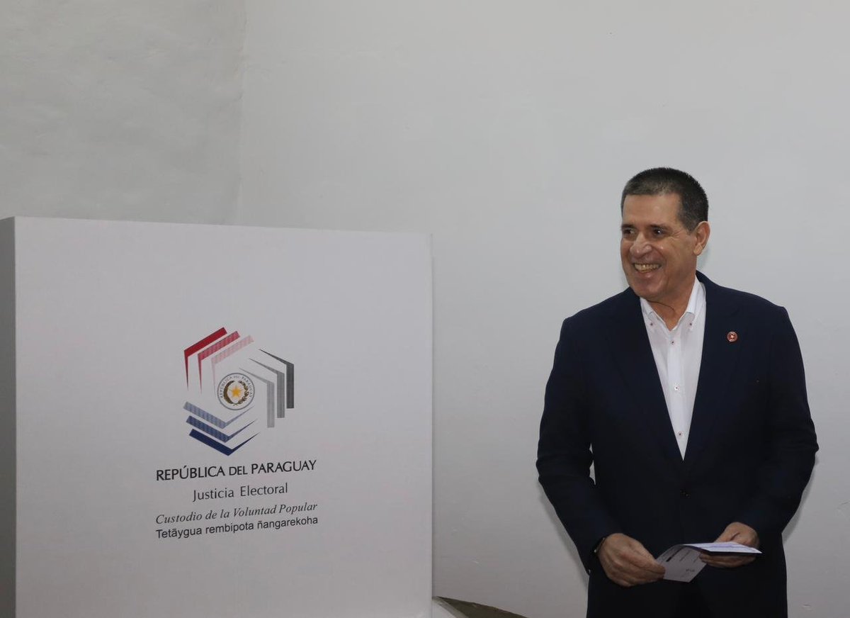 ANRParaguay's tweet photo. El presidente de la ANR, Horacio Cartes, acaba de emitir su voto en la Escuela Colegio N° 57 Tte. de Aviación Milcíades Antonio Piñeiro e instó a todos los colorados a participar de la jornada cívica.
#InternasMunicipales2026 https://t.co/vBDjxlLZhV