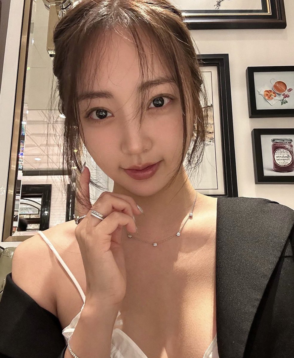 tslamchda's tweet photo. 얼짱시대 문야엘 근황

얼짱시대 3에 출연했던 문야엘은 지금 주얼리 브랜드를 운영하는 보석 전문가로 살고 있음

대를 이어온 가족 사업인 다이아몬드 업계에 본격적으로 들어가서 2014년 파인 주얼리 브랜드 ‘YAEL’을 론칭함

유럽 공인 보석 감정사 자격과 미국 GIA 다이아몬드 감정 자격을 갖췄고 소더비 인스티튜트 과정까지 이수하며 전문성을 쌓음

자기 분야에서 10년 넘게 커리어를 만든 게 멋있음. 얼굴도 예쁜데 능력까지 완벽해❤️