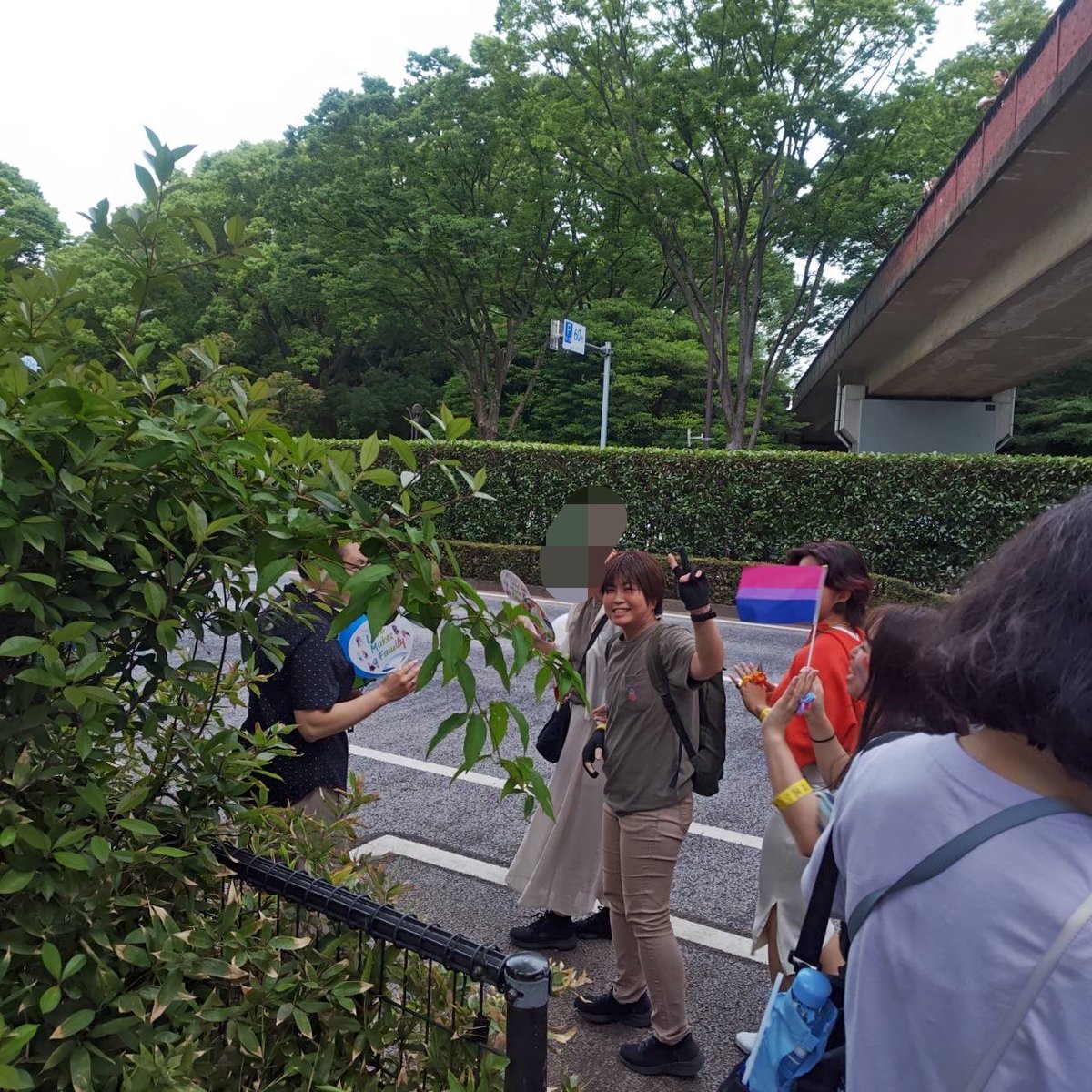 stareast7's tweet photo. この２日間総歩数43,000歩超えて奥さんの足が悲鳴あげてしまったけれど本人の根性でパレード最後まで歩ききりました。えらい👏
そして、ネット越しで話してたみんなに会えた奇跡と会いに来てくれた友人達と会えたこと、ひとさんじゅんさんと立て続けに会うという奇跡とどるさんと一緒にいるという奇跡 https://t.co/QzGBq5xQmY
