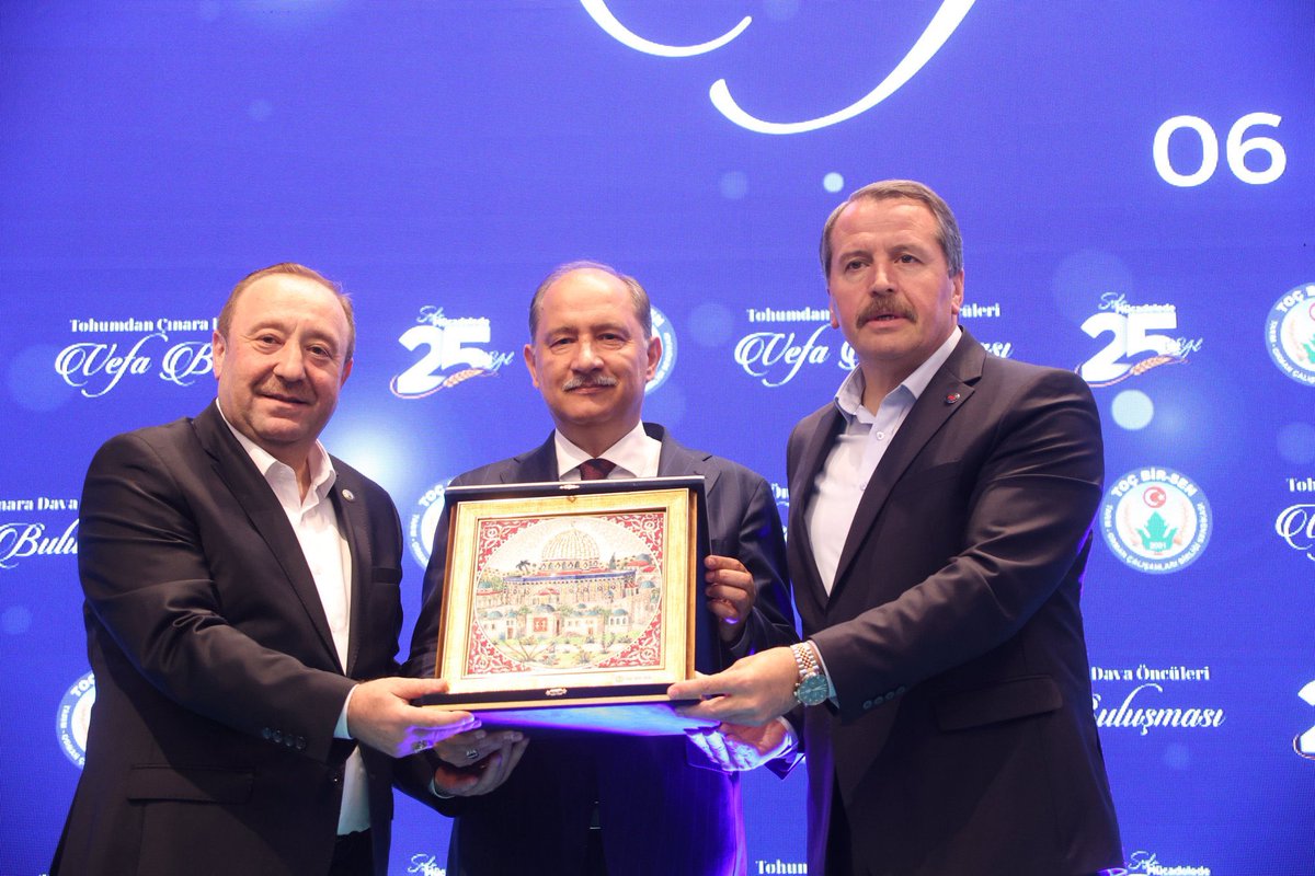 _aliyalcin_'s tweet photo. Çatışmayı yöntem, kavgayı siyaset, ideolojik körlüğü kimlik sayan anlayışların karşısında Toç Bir-Sen; değerler sendikacılığının, emeğin izzetini korumanın ve insan onurunu merkeze alan mücadelenin adıdır.

51.000 üyeye ulaşarak hizmet kolundaki tüm kurumlarda yetkili sendika olma başarısını gösteren teşkilatımızı; Genel Başkanımız Hüseyin Öztürk’ün şahsında, Kurucu Genel Başkanımız Osman Şimşek başta olmak üzere emeği geçen tüm dava öncülerini, teşkilatlarımızı, üyelerimizi yürekten kutluyorum. 

Nice 25 yıllara, nice güçlü yarınlara…

@huseyinozturk_1 @TocBirSenGM #ToçBirSen #ToçBirSen25Yaşında