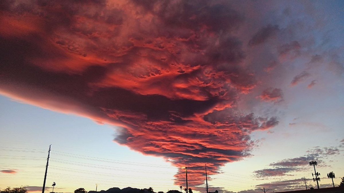 tornadartz's tweet photo. Lava-like sunset earlier tonight https://t.co/rh3Nzl8yOe