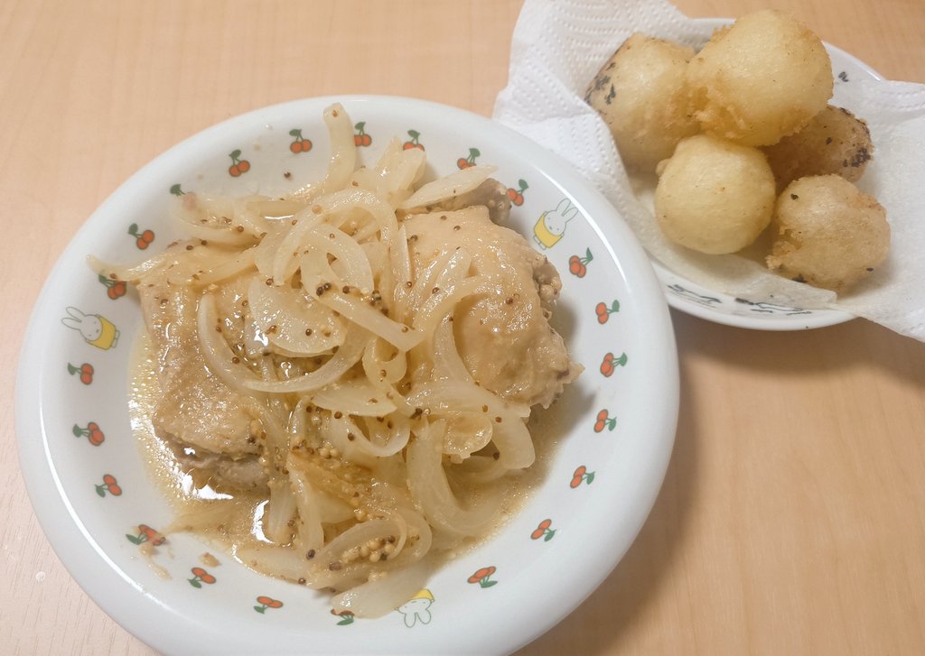 Asuka_trpg's tweet photo. 今日は外国の郷土料理の日よ〜🍳
マッシュポテト揚げたやつが爆裂に美味しいわ〜 https://t.co/cXXMzPv62V