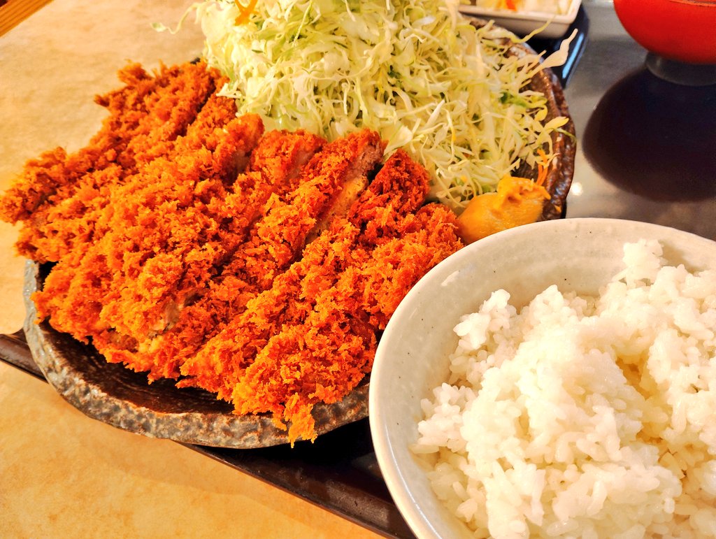 zzzzico's tweet photo. 想像以上でびびっちゃった。 スーパージャンボロースかつ at こだわりとんかつ たやま https://t.co/dsdoISEryK