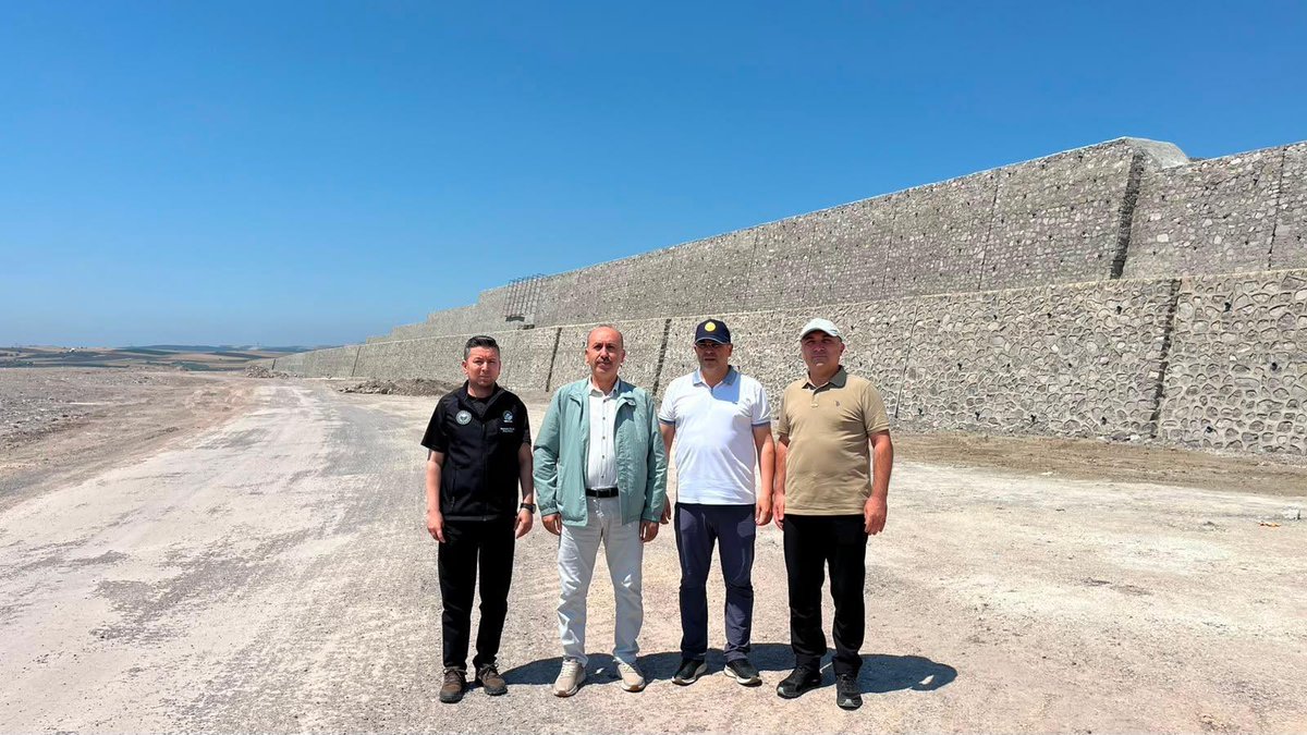 gonentdiosb's tweet photo. Balıkesir Gönen Sera Organize Tarım Bölgesi’nde sürdürülen çalışmalar, modern ve sürdürülebilir tarımsal üretim vizyonuyla kararlılıkla devam ediyor…

Antalya İl Tarım ve Orman Müdürü Şakir Fırat Erkal ile Yönetim Kurulu Başkan Vekili, Balıkesir İl Tarım ve Orman Müdürü Dr. Hüseyin Düzgün, Balıkesir Gönen Sera Organize Tarım Bölgesi proje alanında incelemelerde bulunarak, mevcut durum hakkında Bölge Müdürü Mehmet Çelik’ten bilgi aldı.

Gerçekleştirilen ziyarette devam eden çalışmalar yerinde değerlendirilirken, bölgenin tarımsal üretim kapasitesine sağlayacağı katkılar ve planlanan altyapı yatırımları hakkında görüş alışverişinde bulunuldu.

#GönenOTB
#BalıkesirGönen 
#SeraOTB 
#TeknolojikSera 
#AkıllıTarım  
#YeşilEnerji 
#SürdürülebilirTarım 
#YenilenebilirEnerji 
#TopraksızTarım 
#JeotermalSera 
#TarımTeknolojileri
#DijitalTarım 
#TarımveGıda
#Gönen 
#Balıkesir 
#TarımdaGelecek

@tcbestepe @TCTarim @ibrahimyumakli 
@belginuygur10 @ahmtbgc @AhmetGumen @oztaylan @DrOsmanYildiz @TC_Balikesir @trgmresmi @balikesirtarim @antalyailtarim @valiustaoglu @karaman7919 @huseyind90