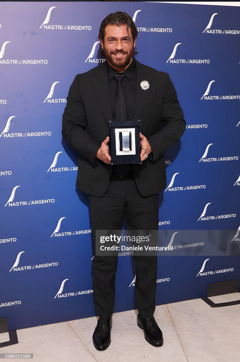 Haber_Yolu_'s tweet photo. #CanYaman, Nastro d’Argento’nun 80. yılında “Nastro d’Argento - Uluslararası Protagonist” ödülünü aldı. ✨ https://t.co/SiPbRNhsoZ