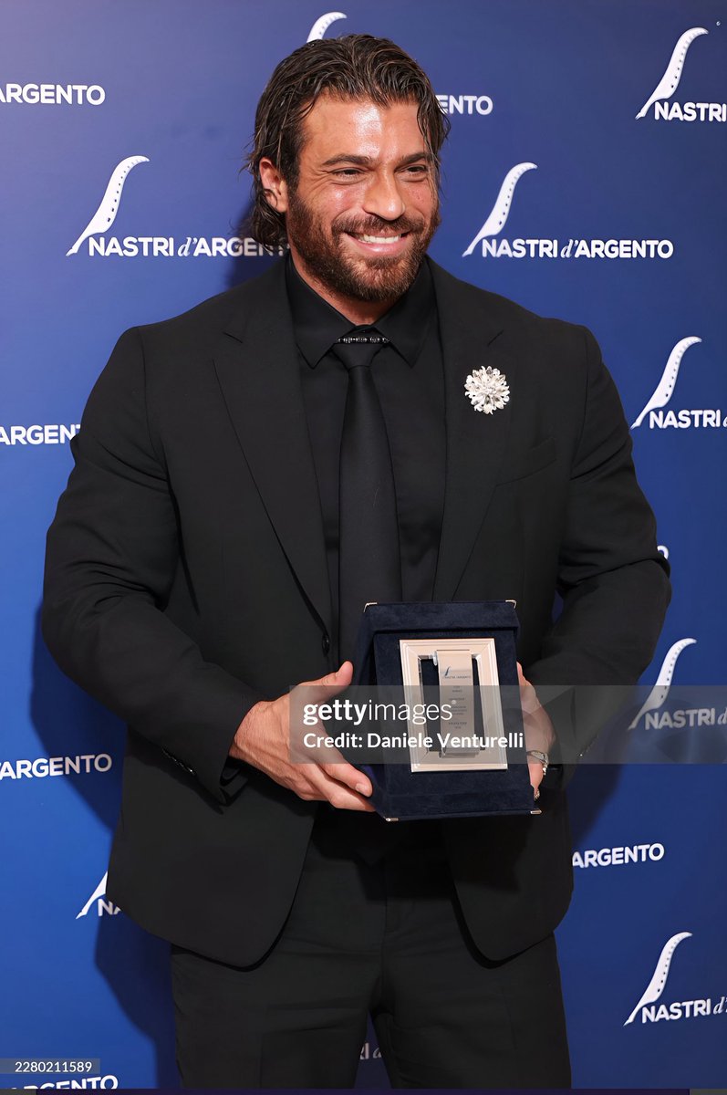 Haber_Yolu_'s tweet photo. #CanYaman, Nastro d’Argento’nun 80. yılında “Nastro d’Argento - Uluslararası Protagonist” ödülünü aldı. ✨ https://t.co/SiPbRNhsoZ