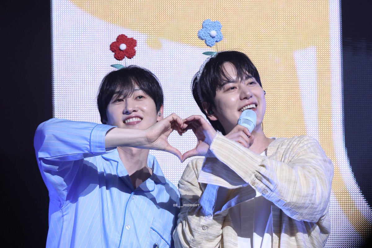 de__midnight's tweet photo. 260607 은혁 규현 20주년 팬미팅 〈Hotel 203〉

슈퍼 피크민들🫳🏻🌸
@AllRiseSilver 
@GaemGyu

#EUNHYUK #은혁 #혁재
#KYUHYUN #규현
#SUPERJUNIOR #슈주 #슈퍼주니어 https://t.co/SC3wDwOhRe