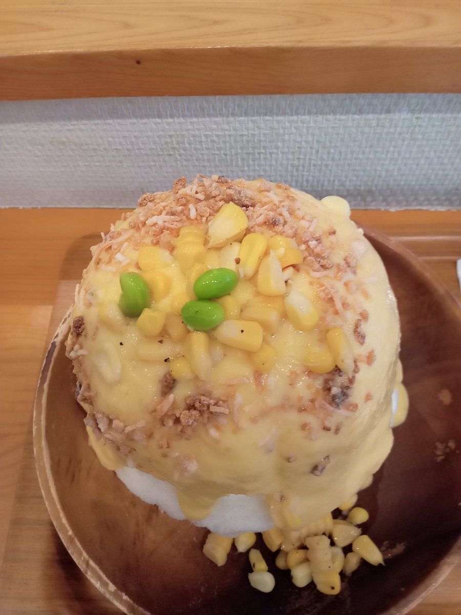 DspCAxgaUWt5cH5's tweet photo. 今月もかき氷をペロリと。
とうもろこしのかき氷+練乳ホイップ🍧
とうもろこしソースの塩味と甘味のバランス、ナッツの食感、氷の下にある練乳ホイップ。どれも素晴らしい👍そういえば去年も同じの頼んでたな。
#chuan
#とうもろこしのかき氷
#静岡かき氷 https://t.co/saXaYQBDqa