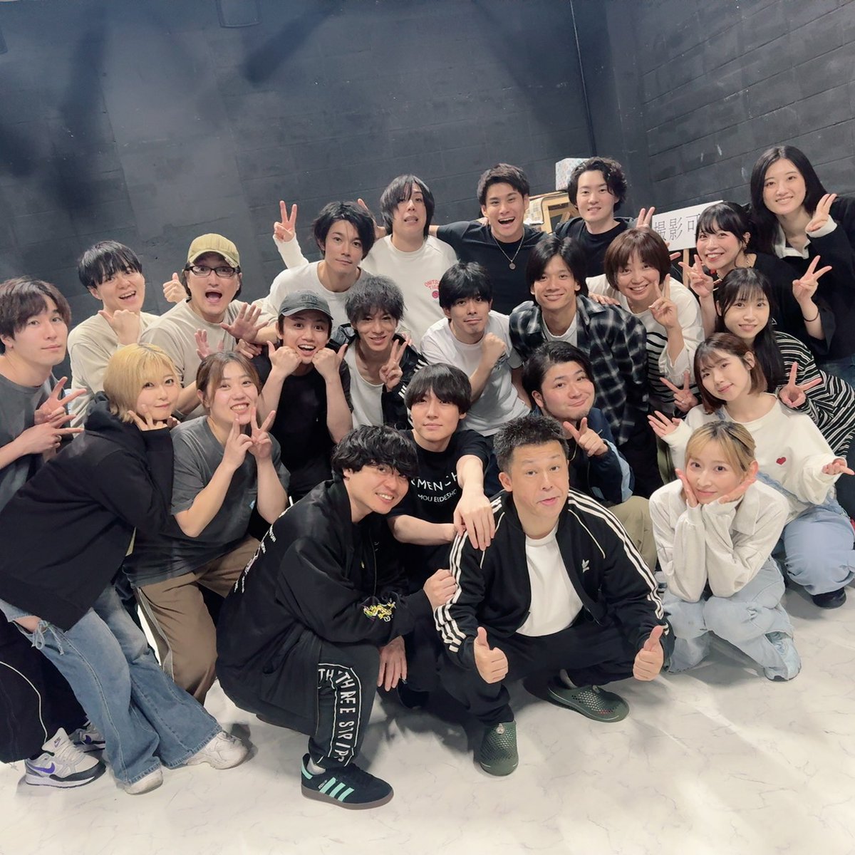 kinzo_aso's tweet photo. 最終稽古了！
笑い過ぎて顔と腹が痛くなる今作
「令和」と言う時代を完全に忘れられます
ある意味タイムスリップコメディ作品

とにかく笑いたい方
摩擦が消えるところが見たい方
これからローション階段をやる方
どんな方でも大歓迎！

6月10日(水)より開幕
https://t.co/pVAZoGZKws

#迷探2026 https://t.co/BBX1eb0KdL