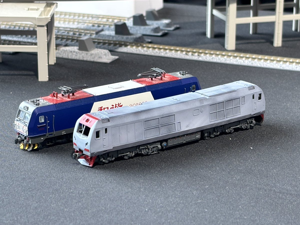 SRT_FUN's tweet photo. タイ国鉄の新鋭機　QSYの3Dプリンタ製ボディに中国機関車の足回りを組み合わせたプロトタイプ。Nゲージ。
これは4万くらいまでなら出しても欲しいですね。 https://t.co/8whtkrrEaF