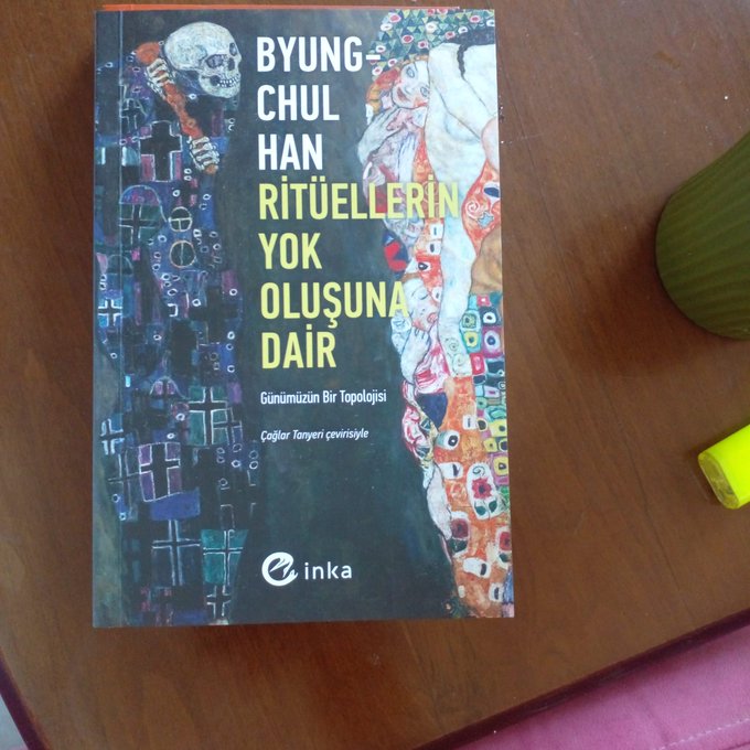 OkuYazklm's tweet photo. Byung-Chul Han / Ritüellerin Yok Oluşuna Dair

"Ölümün yaşamdan sürgün edilmesi kapitalist üretim için kurucudur." s.59  

"Yaşama sanatı, psikoloji terörüne muhalefet etmektedir. Günümüzde psikolojimizin tutsaklarıyız." s.62 https://t.co/O4g0qUZqga