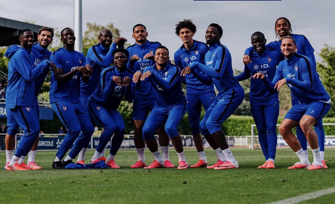 EspoirsduFoot's tweet photo. 😂 L'hommage à Cherki est magnifique !!! https://t.co/mpOm1oRtWN