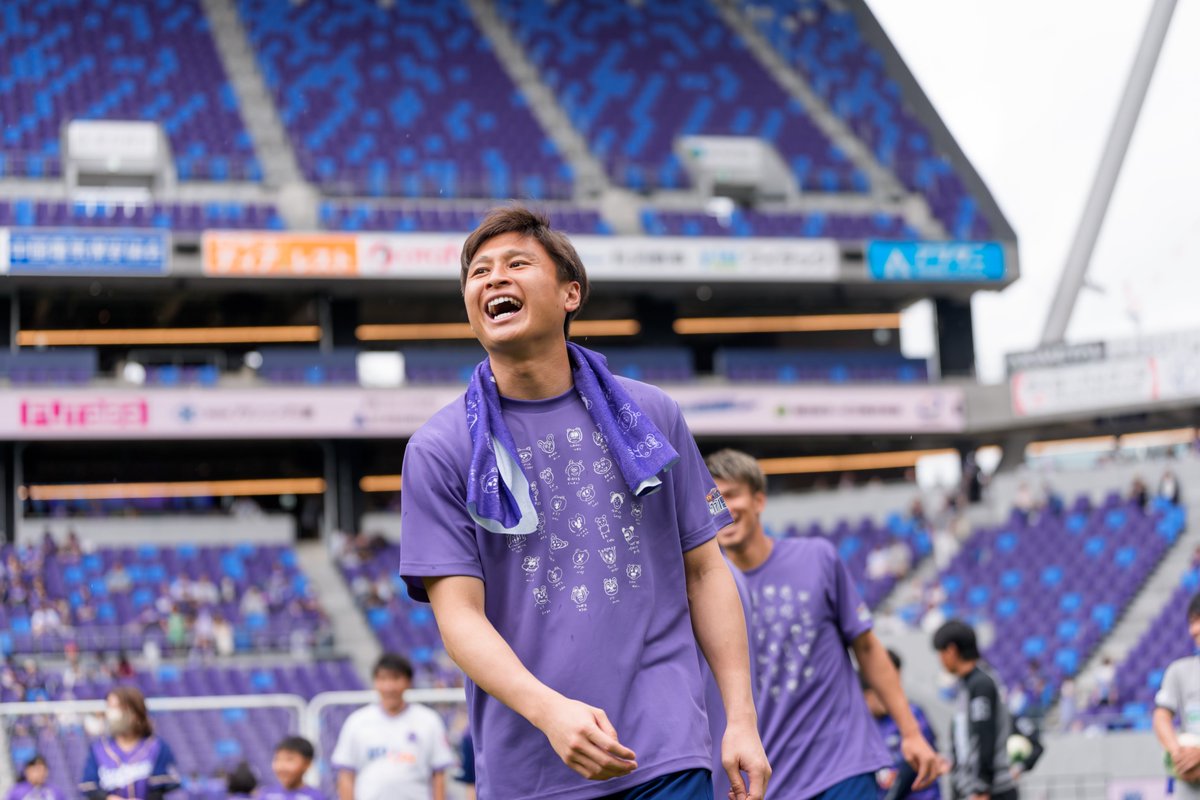 sanfrecce_SFC's tweet photo. 笑顔あふれる一日に💜

#sanfrecce #山﨑大地 #加藤陸次樹 #田中雄大 https://t.co/aoUVNnyLRo