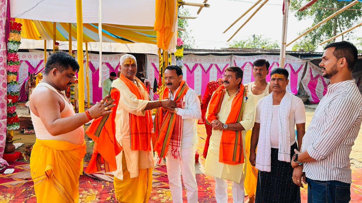 SantoshRanjan_'s tweet photo. आज ब्रह्मपुर के पांडेयपुर निवासी छोटे भाई श्री धनजी पांडेय जी के निवास स्थान पर आयोजित पुनीत 'श्रीमद्भागवत कथा ज्ञान यज्ञ' के अलौकिक सुअवसर पर हम सभी उपस्थित हुए.

समाज और परिवार में ऐसे धार्मिक आयोजन हमारी सनातन संस्कृति को और मजबूती देते हैं.

#जय_महादेव🙏 https://t.co/y8Jc7nZo2K
