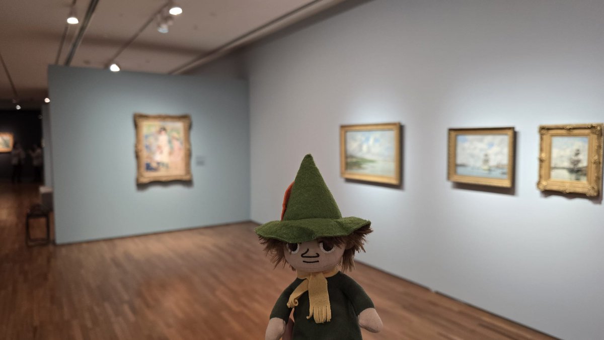bkchoy2's tweet photo. ピエール＝オーギュスト・ルノワールの最も有名な絵画3点が、長年ぶりにオルセー美術館で一堂に会して展示されている。1883年に描かれたルノワールの名作「ダンス三部作」、『都会のダンス』、『田園のダンス』、『ブージヴァルのダンス』の再会だ。素晴らしい。
#ムーミン #PierreAugusteRenoir https://t.co/epHc3e8NSr