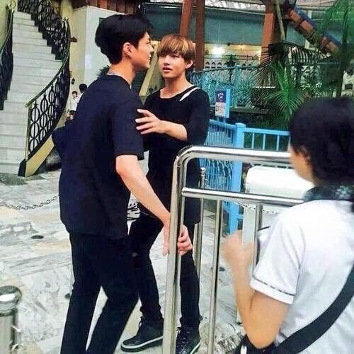 Cloudbytae's tweet photo. Throwback to taehyung and bogum's amusement park date https://t.co/DvhZg4cteJ
