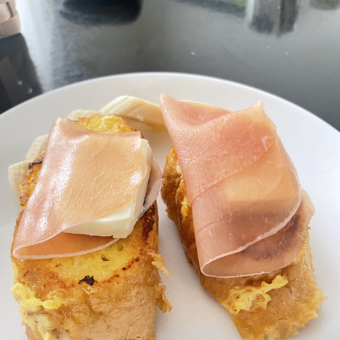 catamuron's tweet photo. 今日のラン。大会前最後のロング坂道練。ただぁ、連日の草刈りボランティアで疲れていたのか、動きが重く、めっちゃ疲れた。ちゃんと疲労抜かないとだめだな😊風車と海と空のコントラストはいいわ。今日の朝ごはんは、バゲットのフレンチトーストに生ハムチーズを合わせたものです。美味い😋 https://t.co/gE0BgrQcEi