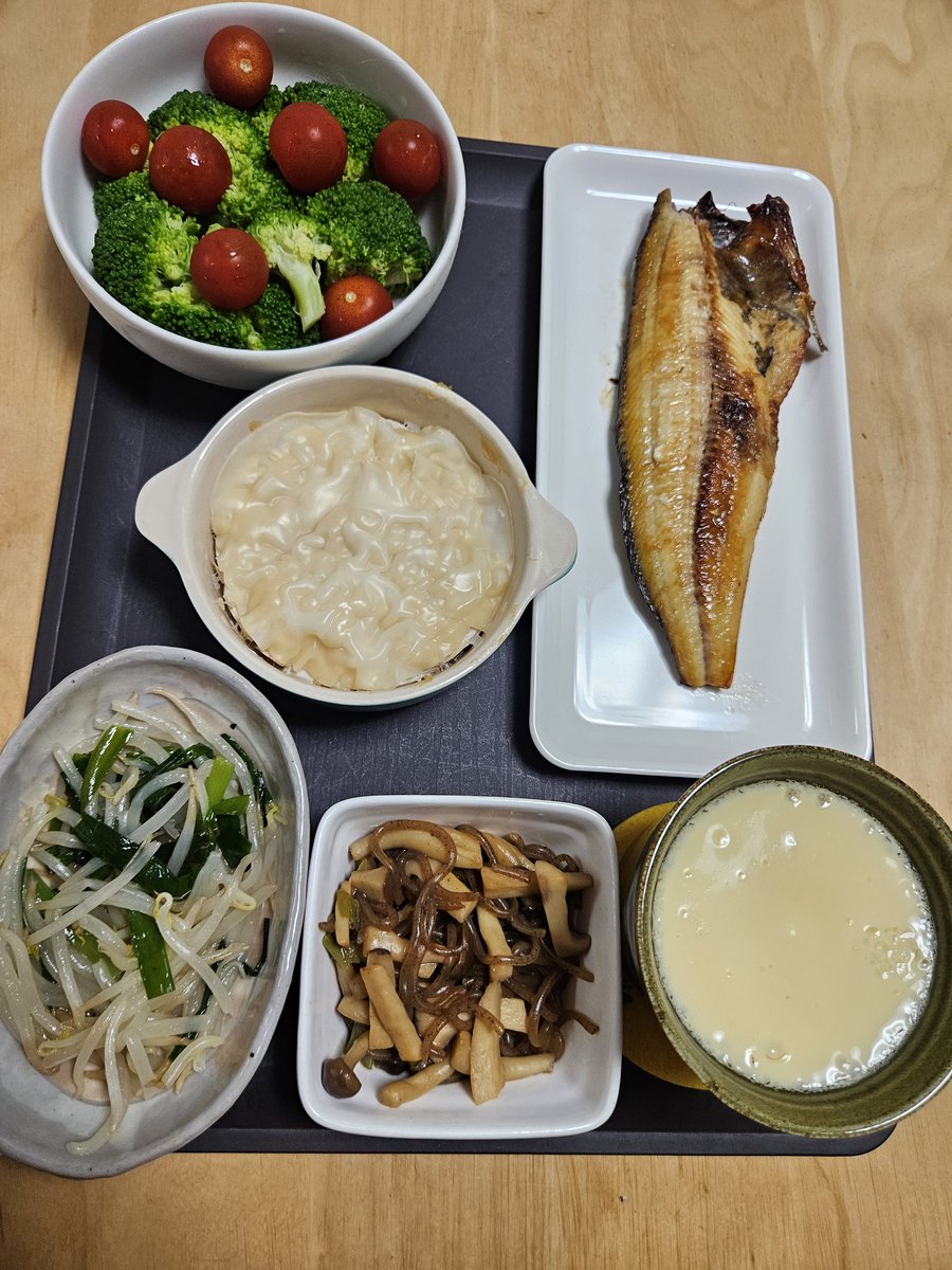 YRO150706's tweet photo. 健康夫ごはん🍴
夫にはピンセットで骨取り除いてから
魚出す。自分はめんどいから骨食べて喉に骨刺さるの巻🫠💔 https://t.co/UVZmRd9acb