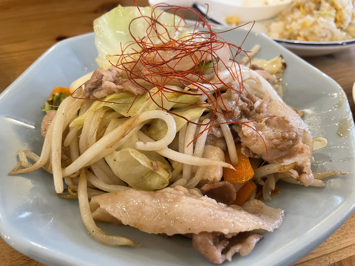 ipeko3's tweet photo. えびマヨ、肉野菜炒め、炒飯
#イペコの夕食 https://t.co/0FsuPv7SYf