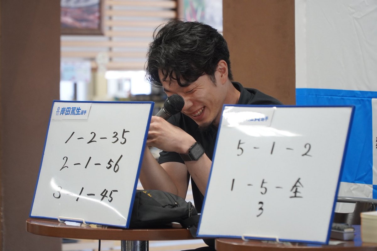 SagaBallooners's tweet photo. 【イベントレポート✍🏻】本日(6/7)、ボートレースチケットショップみやきにて開催されたトークショーならびにボートレース予想会に、#岸田篤生 選手、#富山仁貴 選手が参加しました🤝🏻🎈今回のイベントをきっかけに、初めてボートレースを購入された方もいらっしゃったとのことで、新たな楽しみに触れていただく機会となったことを嬉しく思います😌✨

ご来場いただいた皆さま、ありがとうございました🙏🏻❤️‍🔥

#佐賀バルーナーズ @btsmiyaki