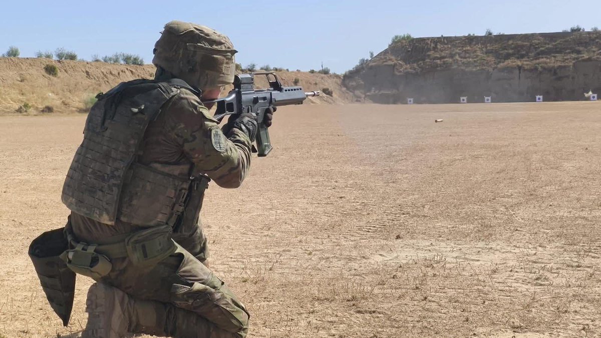 FUTER_ET's tweet photo. La preparación continua e integral no cesa para los artilleros del #GACAX.
En una jornada de 30h realizan tiro de fusil, prácticas de protección NBQ y conducción en la pista todo terreno.
Instrucción para estar preparados para la misión. #BrigadaGuzmánelBueno #SomostuEjército https://t.co/GVAaoKJu8W