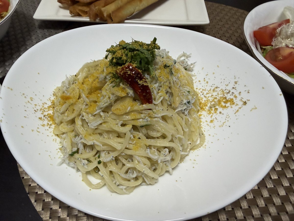 Shun343's tweet photo. カラヒグ麺でしらすのペペロンチーノと北海道から届いたアスパラの春巻き、自家製ツナのサラダです晩飯です！
シャンパンか白ワイン冷やしておけばよかった🤣 https://t.co/BIiAISL9un