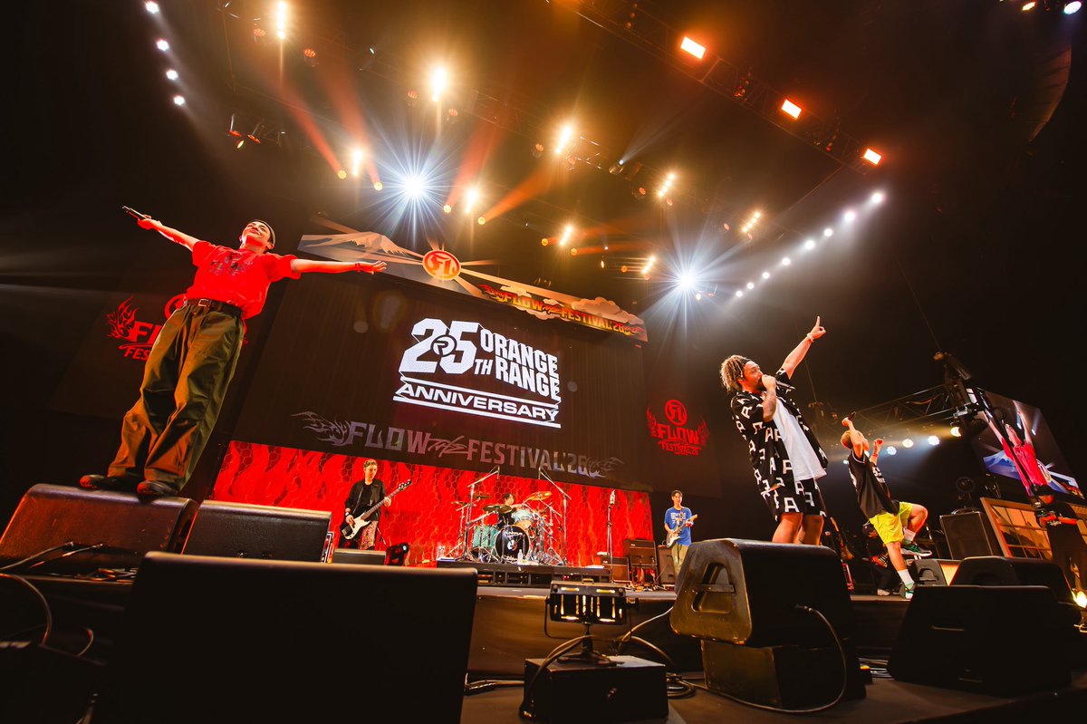 FLOW_official's tweet photo. 📸速報LIVE PHOTO

ロックバンドが創るアニソンロックフェス🎸
『FLOW THE FESTIVAL 2026』🔥

メインステージトリ前を務めていただいたのは
ORANGE RANGEさん(@or_staff)🍊

アニソンを交えたヒットナンバーのオンパレード🎉
歌い、踊り、大熱狂なステージ!!!🎸
会場のボルテージは最高潮に到達🔥🔥🔥

Photo by 
SUGI (@Sugi_Yu7)
郡元 菜摘(@n_t_m_080725)

#ORANGERANGE #FTF2026 #FLOWフェス