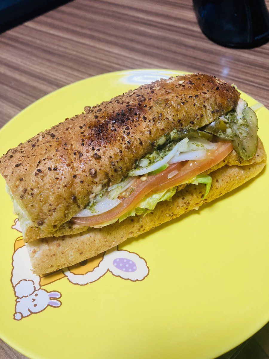 sibehasuExpress's tweet photo. 夕飯は買って帰ってきた
サブウェイのツナ！ハニーオーーツ！
ソースはバジル！
ピクルス多めの更に多め！
そして今回はホットペッパーも追加ぁ‼︎

美味ぃ😇

サンキューゥ、サブウェイ💛

#サブウェイ　#サンド　#ツナ　#バジルソース　#ピクルススキ https://t.co/xatFezKC3h