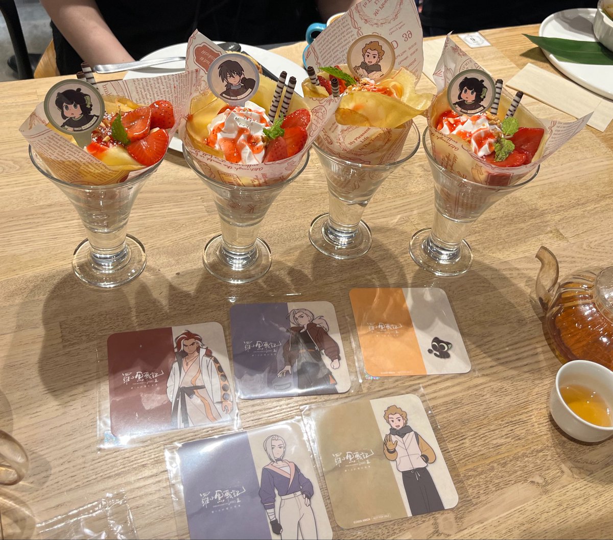 ho333hei's tweet photo. 羅小黒戦記コラボカフェ行ってきました。まだお腹苦しいです。六人がかりでコースターは揃ったけど、ピックが被りまくりでした。楽しかった〜✨ https://t.co/brrO41BvTu