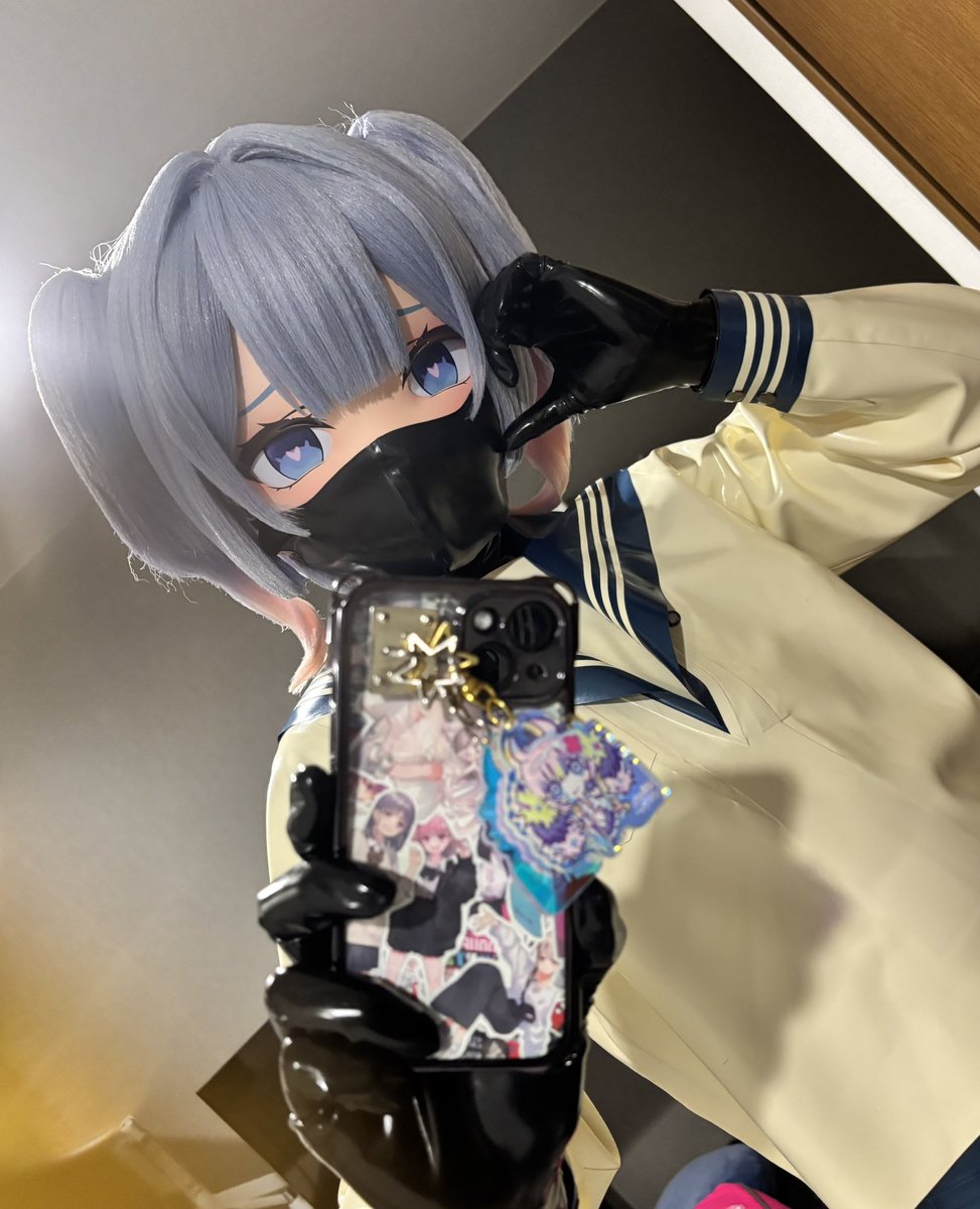 metto_meme's tweet photo. お家でひさびさに着てた！
#kigurumi #latex #rubber https://t.co/8K4JHotmEs