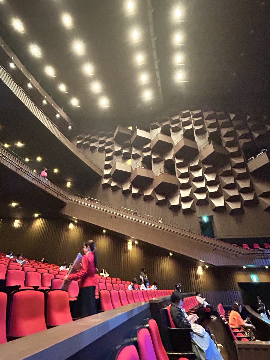 moco840's tweet photo. 大阪チャリチョコ、ホールのおかげか音楽も歌もめちゃくちゃ響き良い！そんで神席すぎてステージ全体とキャストの手の動きとか表情も見える席だったから、ウォンカポーズみんなしてたのか！とか、そういうセリフと歌だったのか！とか理解度と没入感が高まりバチくそおもしろかった！！！ https://t.co/KbZDGlhGaO