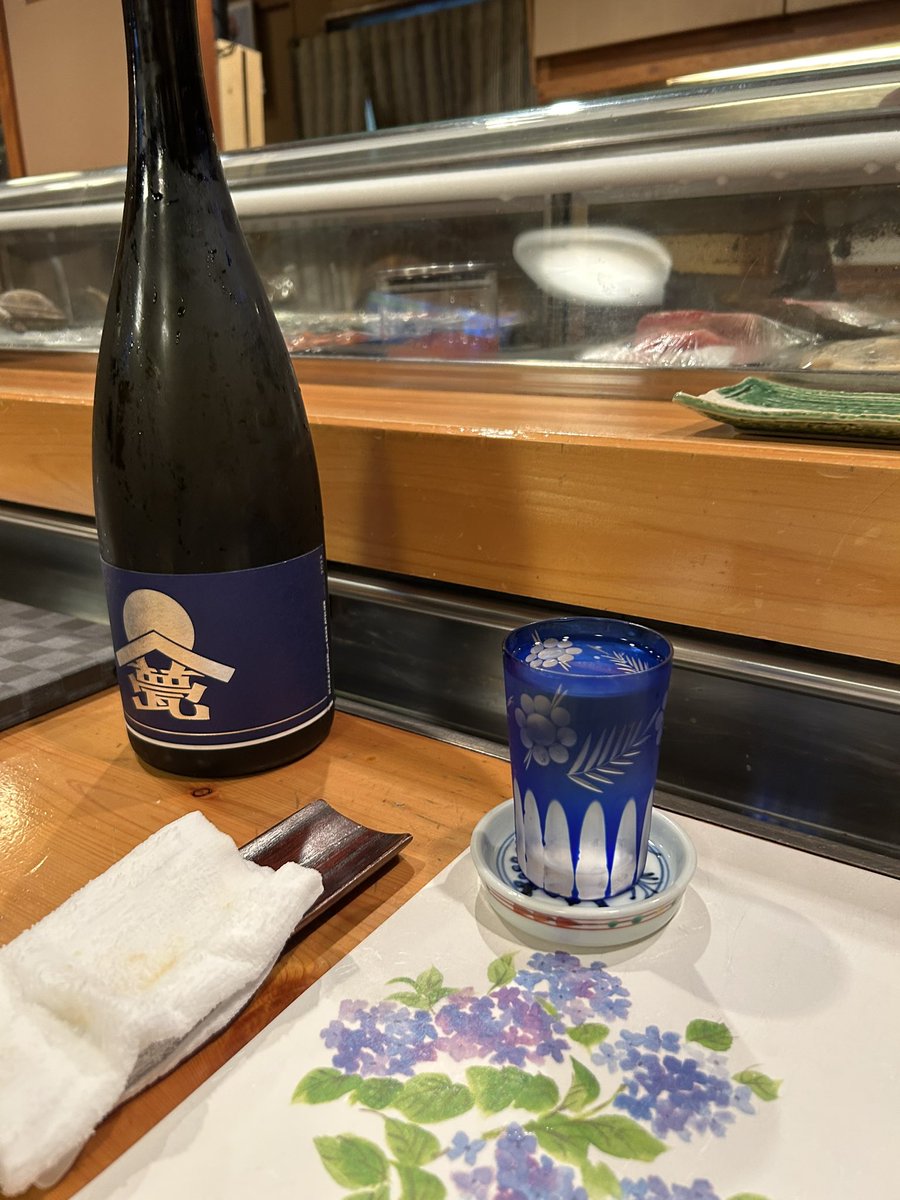 docom_vip's tweet photo. いつもパパと飲み途中ふらりと入るたつみにちゃんと行ってみたくて、初めてコース食べた🍣
私はここの蟹味噌が最高に好き
大将の細やかな気遣いがまじで神様
右利きと左利きでお鮨の置く向き変えてるの。すごい。 https://t.co/Rcg1UWdhsf