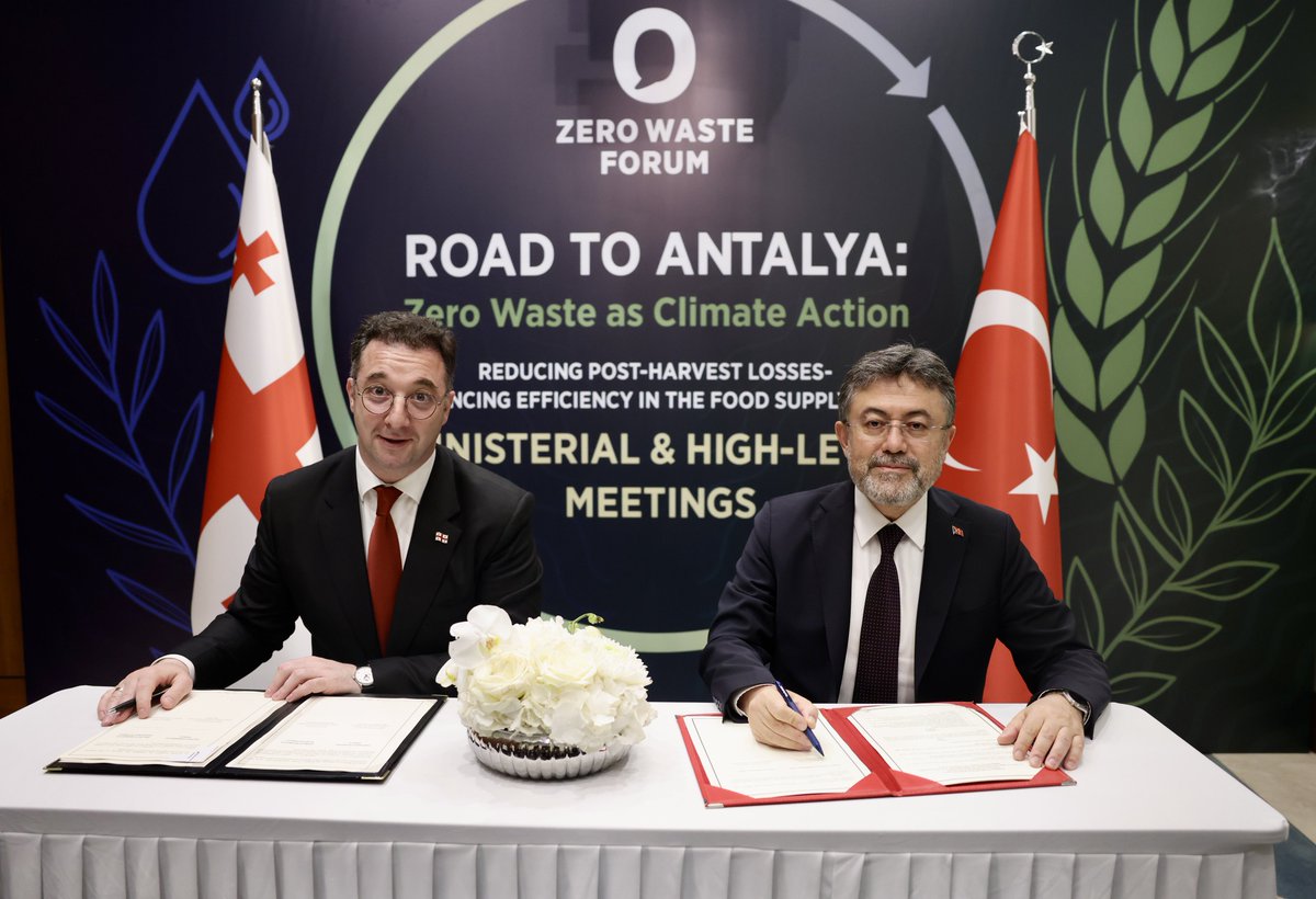ibrahimyumakli's tweet photo. ♻️ Sıfır Atık Forumu’nun "ortak evimiz dünya" vizyonu etrafında, Gürcistan Çevre Koruma ve Tarım Bakanı Sayın David Songulashvili ile bir araya gelerek verimli bir görüşme gerçekleştirdik ve akabinde Mutabakat Anlaşmaları İmza Töreni'mizi gerçekleştirdik.

✍️ İmzaladığımız Ormancılık ile Sulama ve Drenaj alanlarındaki Mutabakat Zabıtları ile; ormanlarımızın sürdürülebilir yönetiminden yangınlarla mücadeleye, su kaynaklarımızın verimli kullanımından akıllı sulama sistemlerine kadar geniş bir yelpazede bilgi, tecrübe ve teknoloji paylaşımını hedefliyoruz. İklim değişikliğine uyum ve doğal kaynaklarımızın etkin yönetimi odaklı bu güçlü iş birliği, komşuluk bağlarımızın ve ortak gelecek vizyonumuzun en somut göstergesidir.

✨ İmzalanan anlaşmaların ülkelerimiz, milletlerimiz ve bölgemiz için hayırlı olmasını temenni ediyorum.

#ZeroWasteForum

📍 İstanbul