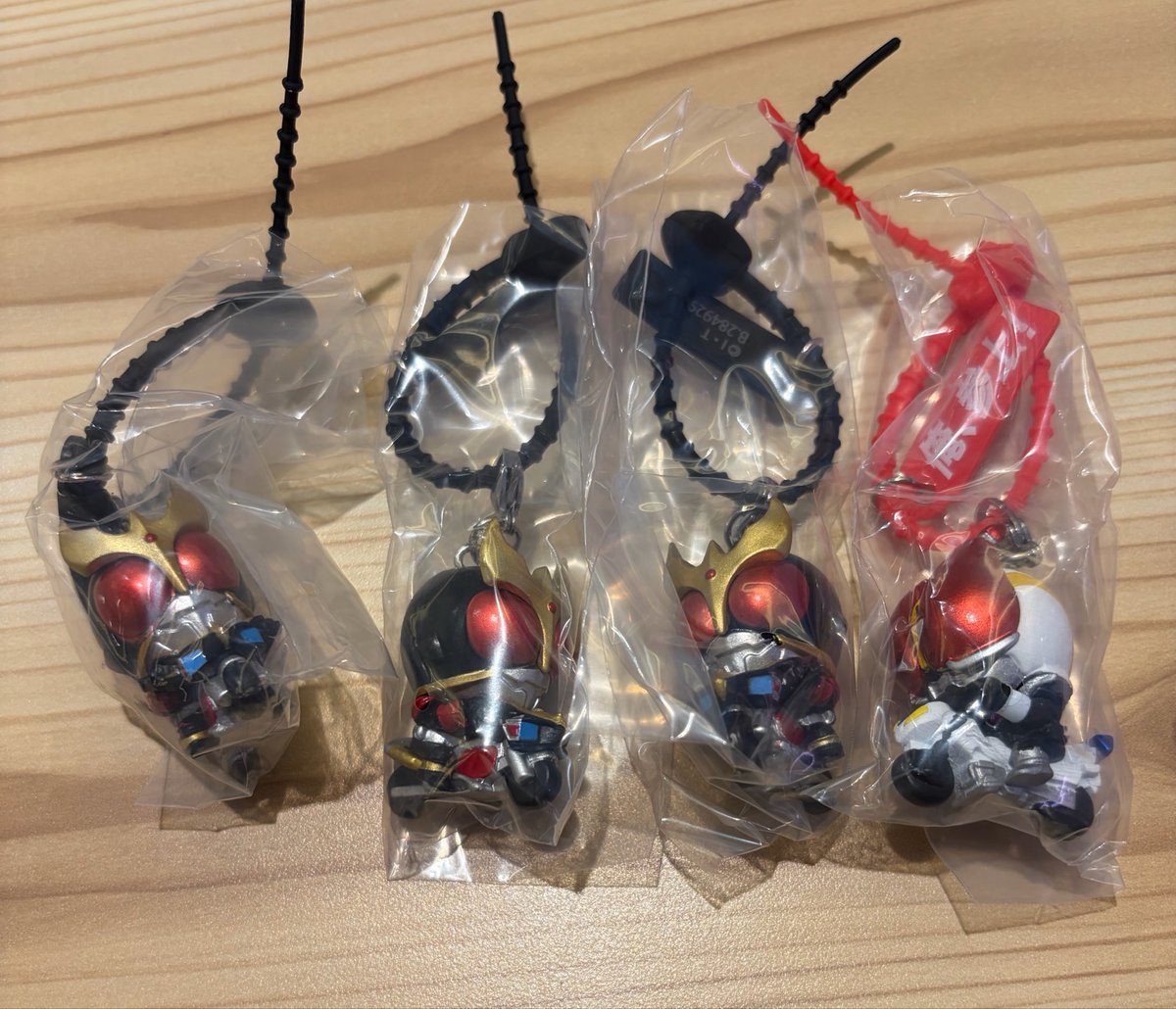 Sato1726's tweet photo. 仮面ライダー カラフルマルチチャームガチャ交換

譲) クウガ×3・電王
求)  W ダブル・ファイズ

本日池袋交換希望です！
お気軽にお声掛けください🙇‍♀️ https://t.co/r3nKIp49sB