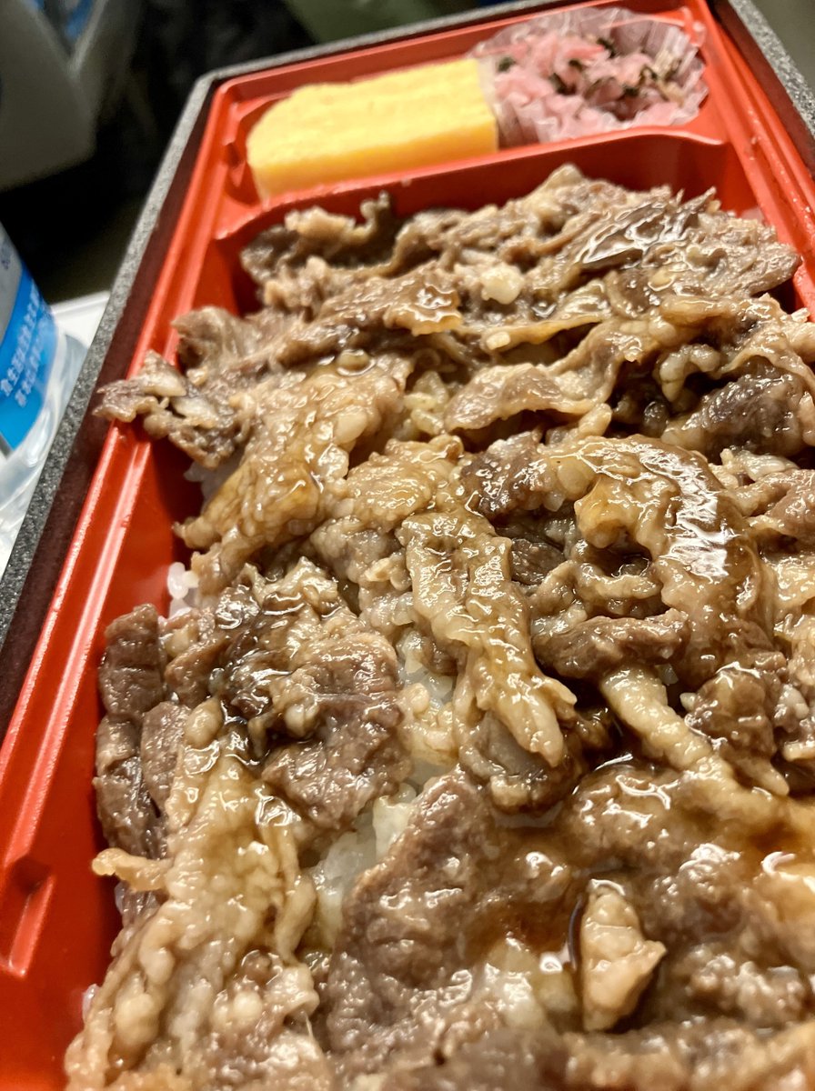 coda_code's tweet photo. 新幹線にて、ライブのひとり打ち上げ！先ずは彼方ちゃん（近江牛）の牛めしを頂きます！
#虹8th大阪_day2 https://t.co/NzPMHLKRv1