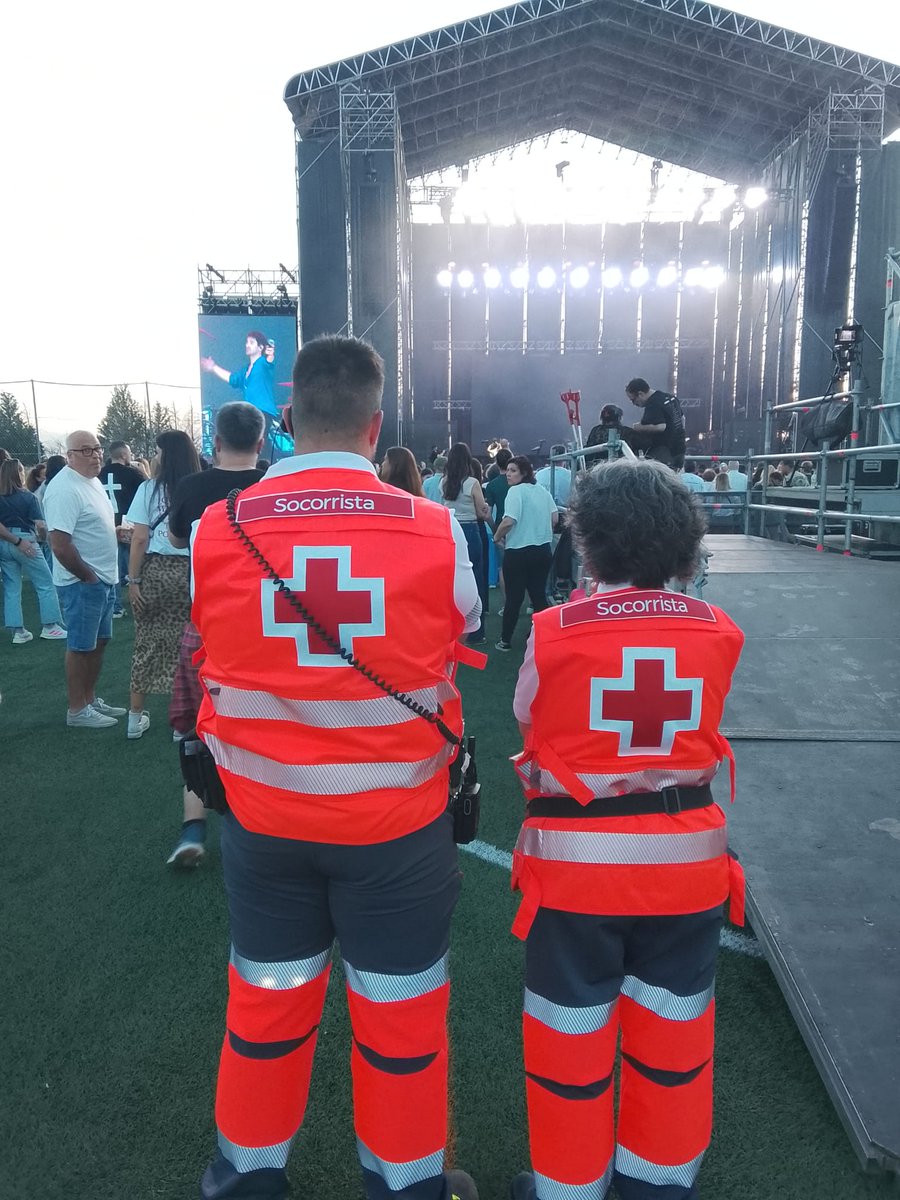 CruzRojaGuada's tweet photo. Voluntari@s de Cruz Roja colaboran con el Ayto. de Azuqueca de Henares en el dispositivo sanitario del Concierto de Siloé que tuvo lugar en esta localidad
Cruz roja aporta  1 ambulancia SVB, 1 puesto sanitario, 1 vehículo de apoyo, personal técnico y socorrista.

@aytoazuqueca https://t.co/9b9Cp29sXJ