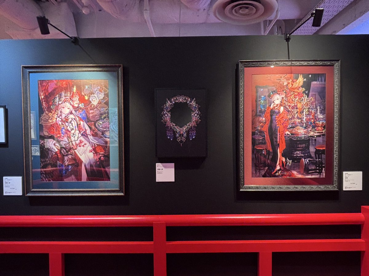 fuzichoco's tweet photo. 「胡蝶の夢」と「仙桃」、対になるような仕様で制作＆展示しています！宝飾の輝きが見どころです。
そして真ん中の鏡にはある仕掛けが…？ https://t.co/dnZ2IrsiZd