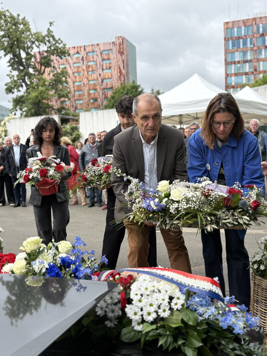 Lille_en_commun's tweet photo. 13 ans après la disparition de Pierre Mauroy,@Ardeslandes, @MartineAubry &amp; l’équipe municipale se sont recueillis au cimetière de l’Est
Maire de Lille, père de la MEL, 1erMinistre, président de l’Internationale 🌹Il a porté la gauche au sommet de l’État &amp; le socialisme dans le 🌍 https://t.co/NBGulVEUaW